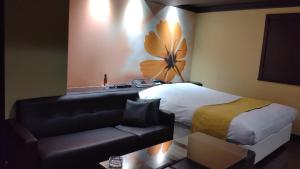 una camera d'albergo con letto e divano di agehA - Adult Only- a Fukuyama