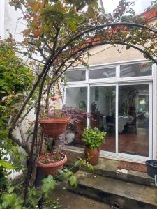 Taman di luar All Room Paris Ouest Colombes +8 gambar