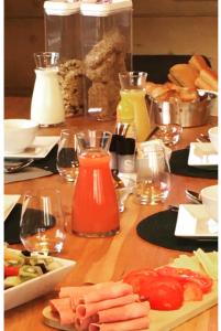 una mesa cubierta con platos de comida y copas de vino en Chalet Virolet en Les Gets