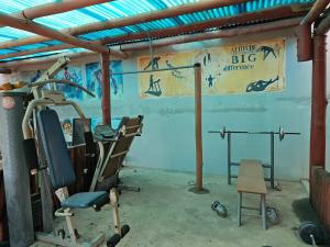 une salle de sport avec un tapis roulant et une chaise dans l'établissement Country House, à Viana