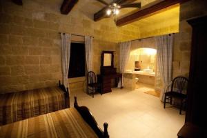 Cette chambre comprend un lit et une salle de bains pourvue d'un lavabo. dans l'établissement Villa Tina, à L-Għarb
