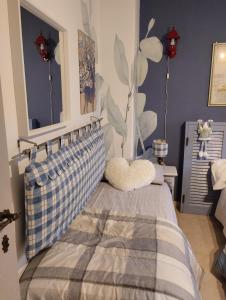 una camera con un letto con due cuscini sopra di B&B LE GRETTE a Gioia dei Marsi