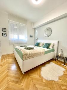 een slaapkamer met een bed en een tapijt bij Mint Pearl Apartment 3 rooms 2 bathrooms at Kálvin Square in Boedapest
