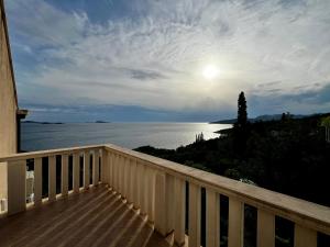 uma vista para o oceano a partir de uma varanda de uma casa em Apartments Lira em Mlini