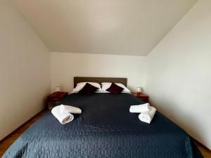 - une chambre avec un lit noir et 2 oreillers dans l'établissement Apartments Lira, à Mlini