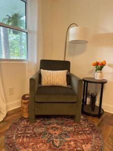 A seating area at Charming May Street Retreat