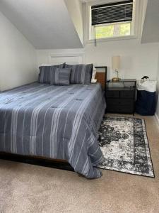 A bed or beds in a room at Charming May Street Retreat