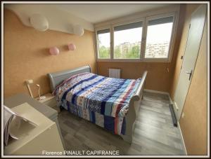 a small room with a bed and a window at Apparemment tout confort in Tarbes