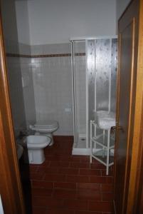 een kleine badkamer met een toilet en een douche bij Schöne Ferienwohnung in Cecina mit Großem Garten in Cecina