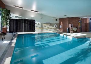 哥倫布的住宿－凱悅哥倫布/ OSU酒店，大楼里的一个大型蓝色游泳池
