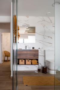 a bathroom with a sink and a mirror at Casa Velapi - 2 Bedroom apartment in Los Alcázares