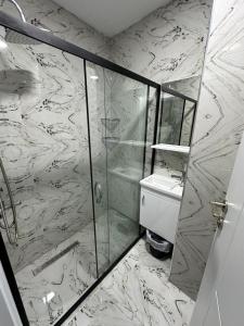 ein Bad mit einer Dusche und einem WC in der Unterkunft YUNUSELİ 7+2 VİLLA LUXURY in Yunuseli
