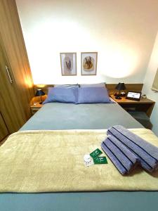 ein Schlafzimmer mit einem Bett mit zwei Handtüchern darauf in der Unterkunft #1 Apto TOP próx Metrô-Allianz Parque-Pró Magno in São Paulo