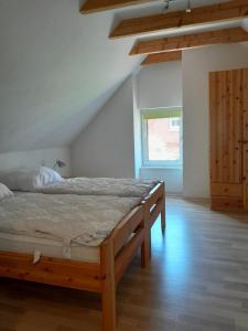 Schlafzimmer mit einem Bett und einem Fenster in der Unterkunft Ferienwohnung für 6 Personen ca 95 m in Emden, Nordseeküste Deutschland Ostfriesland in Emden