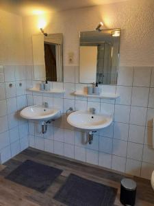 ein Badezimmer mit 3 Waschbecken und einem Spiegel in der Unterkunft Ferienwohnung für 6 Personen ca 95 m in Emden, Nordseeküste Deutschland Ostfriesland in Emden