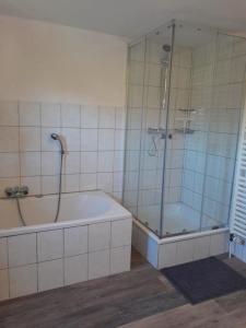 Ein Badezimmer in der Unterkunft Ferienwohnung für 6 Personen ca 95 m in Emden, Nordseeküste Deutschland Ostfriesland
