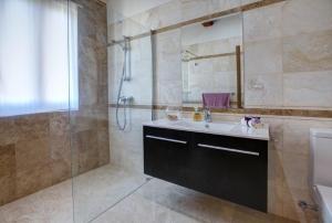 een badkamer met een wastafel en een douche bij Villa Cara in Għarb