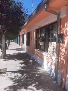 einen Gehweg neben einem Gebäude mit Fenster in der Unterkunft Eduardo in Malargüe