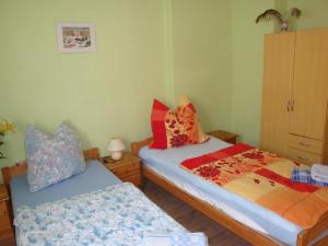 - une chambre avec 2 lits et des oreillers dans l'établissement Appartement in Ueckermünde mit Grill, à Ueckermünde