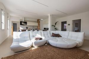 a living room with a white couch and a rug at Apartment deluxe ground floor Venice/Treviso park in Silea