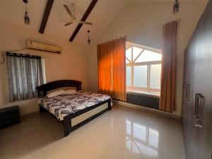 سرير أو أسرّة في غرفة في Saket Bhusattva 4BHK Luxurious Villa