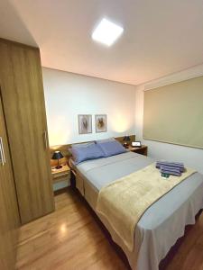 ein Schlafzimmer mit einem großen Bett mit blauen Kissen in der Unterkunft #1 Apto TOP próx Metrô-Allianz Parque-Pró Magno in São Paulo