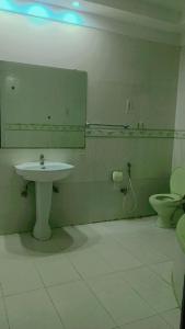 y baño con lavabo, aseo y espejo. en Overseas B&B Guest House en Islamabad