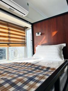 Llit o llits en una habitació de Tuna Homestay Hanoi & Experience