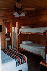 1 dormitorio con 2 literas y ventilador de techo en Shell Campground en Shell