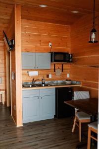 una cocina con fregadero y encimera en una cabaña en Shell Campground en Shell