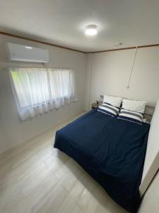 Ένα ή περισσότερα κρεβάτια σε δωμάτιο στο GUESTHOUSE UJIRIVER Kyoto