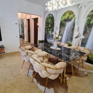 a dining room with a table and chairs at CRISTINCO PANORAMIC in Cluj-Napoca
