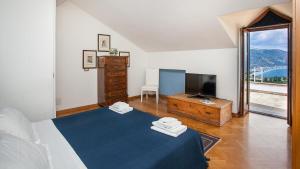 um quarto com uma cama, uma televisão e uma mesa em Gästezimmer für 2 Personen ca 20 qm in Taormina, Sizilien Ostküste von Sizilien em Taormina