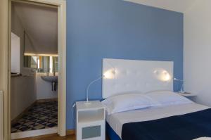 um quarto com uma cama com uma parede azul em Gästezimmer für 2 Personen ca 20 qm in Taormina, Sizilien Ostküste von Sizilien em Taormina