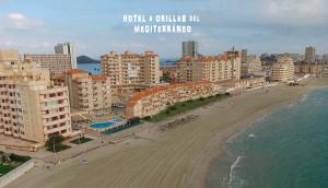 - une vue aérienne sur une plage avec des bâtiments et l'océan dans l'établissement ApartHotel La Mirage, à La Manga del Mar Meno