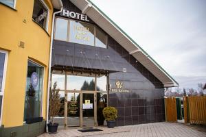 una tienda frente a un hotel con la puerta abierta en Hotel Pas Katina, en Panevėžys