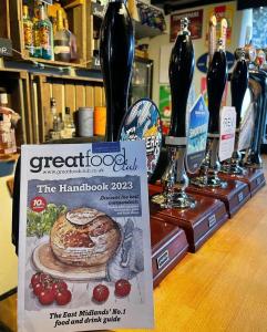 un cartel en un mostrador en una tienda con una pastelería en The Cottage Upstairs at The Green Man, Ropsley en Ropsley