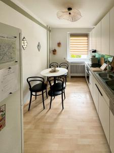 eine Küche mit einem Tisch und Stühlen in der Unterkunft revLIVING Kaiser Franz Septima Altstadt Apartment Baden in Baden