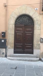 a large wooden door on the side of a building at Casa di Silvia in Città di Castello