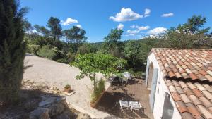 z góry widok na dom z ogródkiem w obiekcie Maison Clair de Lune w mieście Cabasse