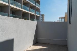 un balcón vacío de un edificio de apartamentos en Lovely Penthouse in Gzira, en Il-Gżira
