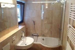 y baño con lavabo, ducha y bañera. en Ferienwohnung Oberstaufen, en Oberstaufen