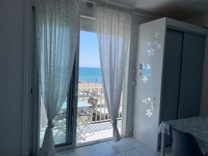 サン・シプリアン・プラージュにあるRésidence l'hippocampeの海の景色を望む窓付きの客室です。