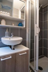 een badkamer met wastafel en douche bij Escapade au Roc de Picchu in Étretat +13 foto's