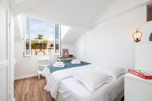 En eller flere senge i et værelse på MY CASA - Cimiez 39 - Superb Apartment Suite Terrace with AC