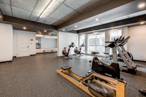 Fitness centrum a/nebo fitness zařízení v ubytování Appartement Luxe, Incredible Sunset View, Pool, Parking, Near Old Québec