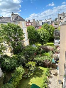 uma vista aérea de um jardim numa cidade em Appartement cosy, Bois de Vincennes-porte de Paris em Saint-Mandé