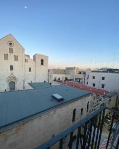 een uitzicht vanaf het dak van een gebouw bij Nonno Nicola Rooms in Bari