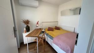 Habitación pequeña con cama y escritorio. en W Kręgu Natury, 
