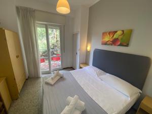 una camera da letto con un letto e due asciugamani di Hotel Ausonia a Rimini
